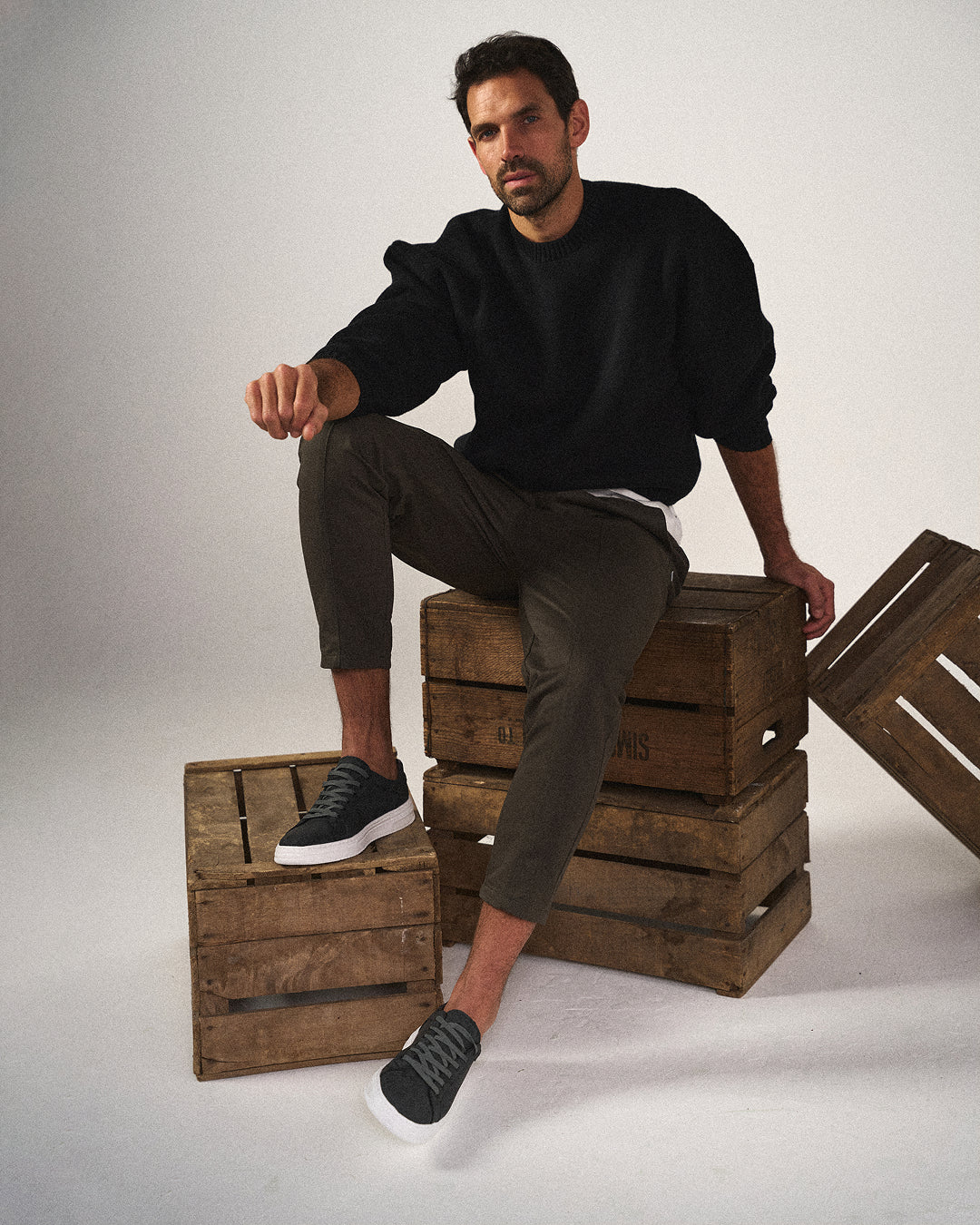Stylish men's sleek casual sneakers, low-top everyday footwear perfect for versatile outfits.