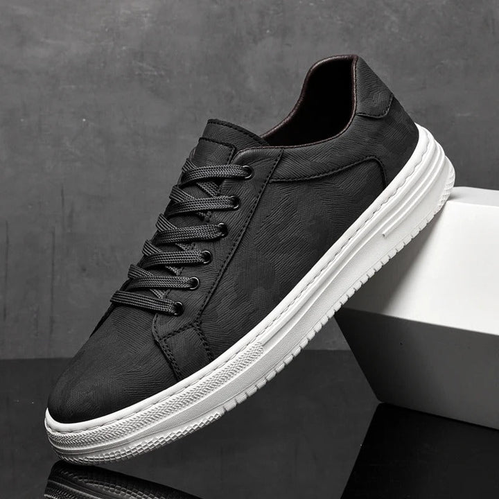 Sleek men's low-top casual sneakers, modern everyday footwear with a comfortable design.