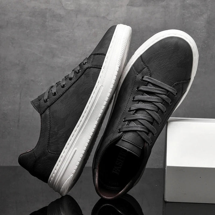 Stylish black men's sleek casual sneakers, comfortable low-top everyday footwear.