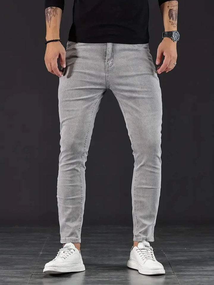 Versatile men's slim fit jeans, suitable for everyday wear, casual pants with a modern & comfortable design.