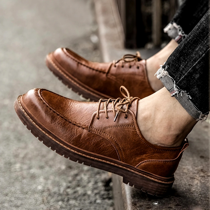 Versatile men's black leather dress shoes. Elegant, comfortable for all-day wear, ideal for formal or smart casual fashion.