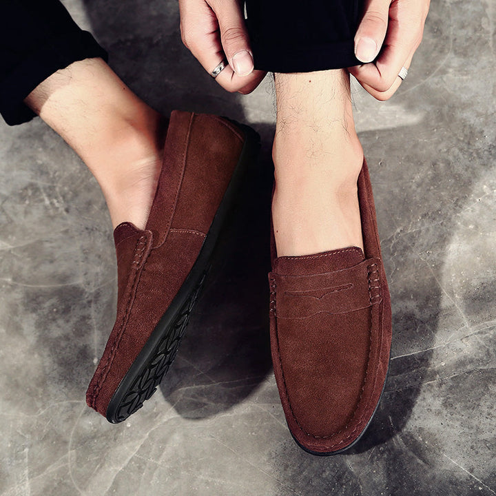 Stylish navy men's loafers, a comfortable slip-on shoe for versatile daily fashion.