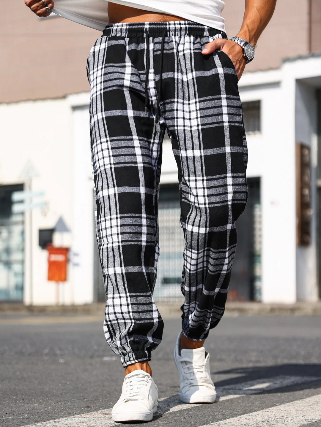 Men's comfortable plaid joggers. Ultra-soft flannel, tapered fit, ideal for street or home lounge.