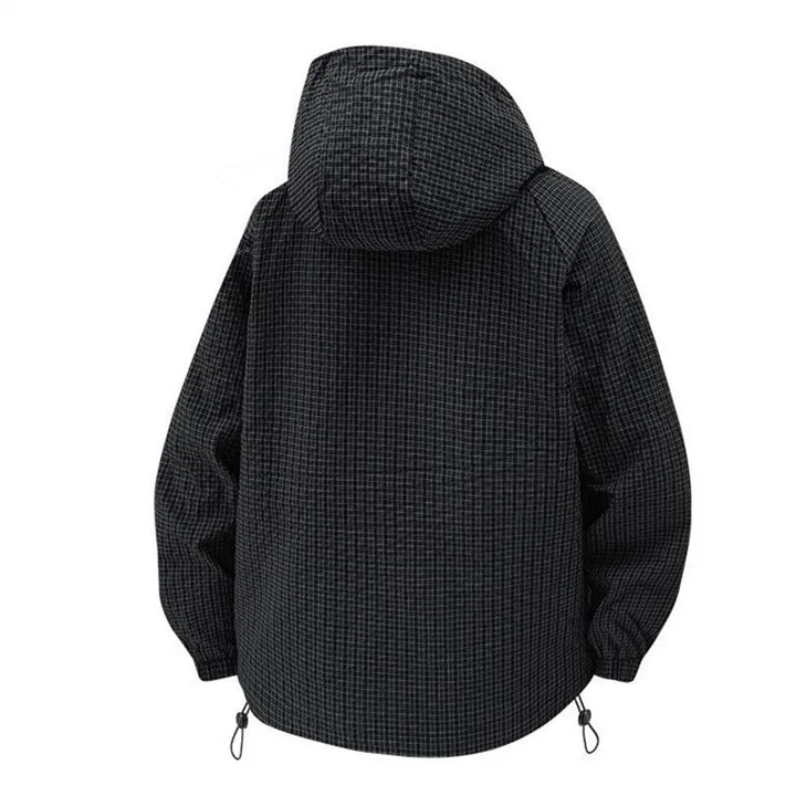 Comfortable men's utility jacket: adjustable cuffs, multiple pockets, ideal for outdoor adventures.