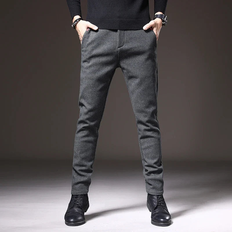 Everyday black men's stretch pants, offering a slim fit and versatile tailored look.