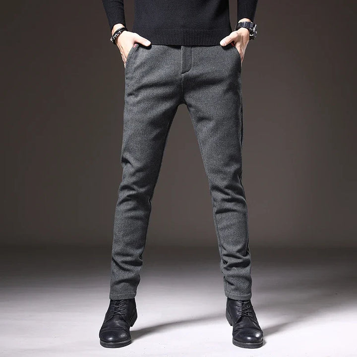 Everyday black men's stretch pants, offering a slim fit and versatile tailored look.
