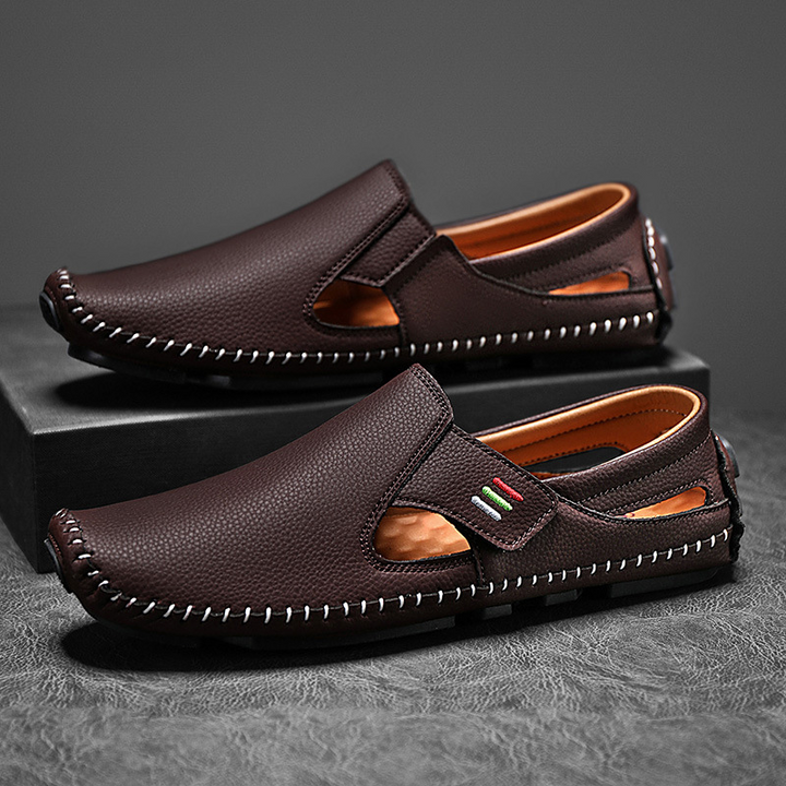 Men's everyday comfort walking sandals with adjustable strap and cushioned sole.