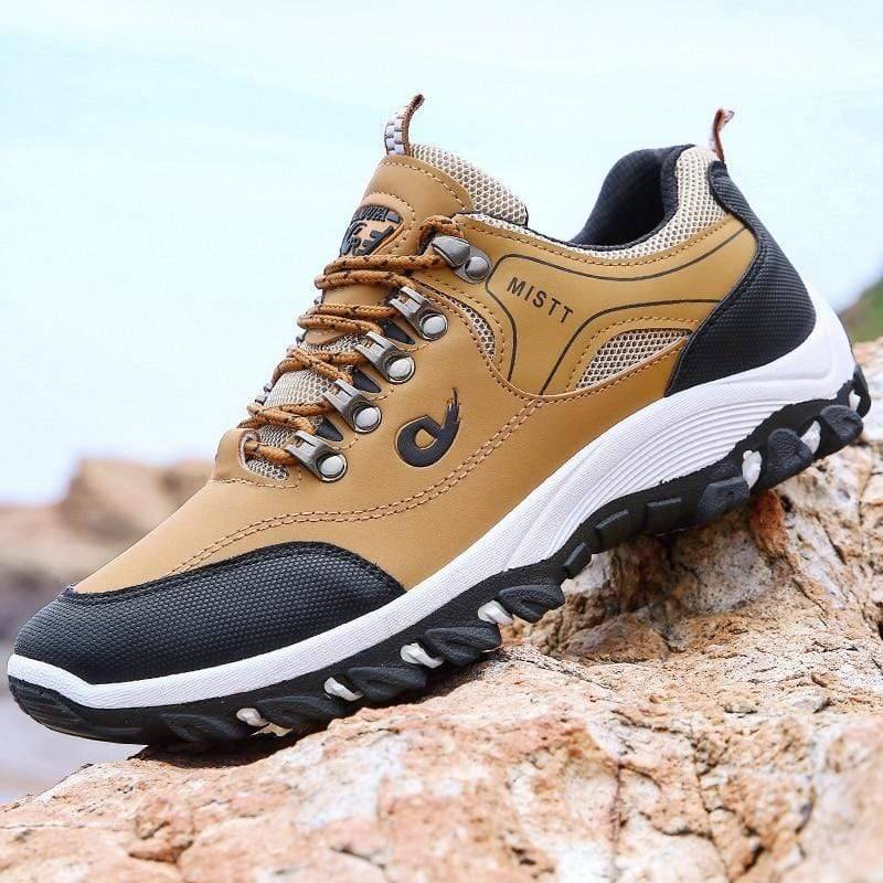 Casual men's vulcanized trekking shoes in a forest setting, waterproof, lace-up, for outdoor adventure