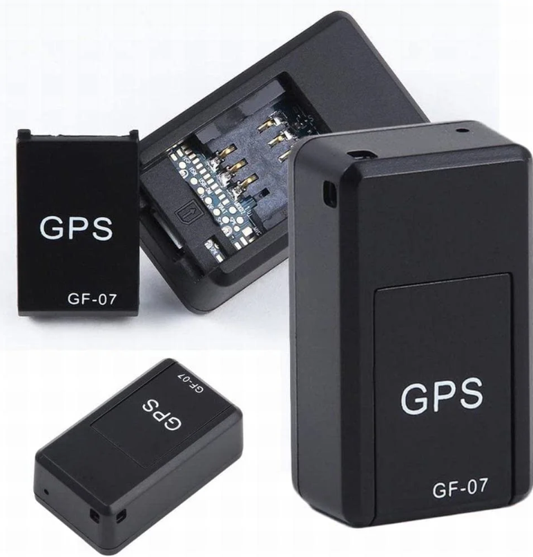 "Mini localizzatore GPS nero compatto magnetico e impermeabile, ideale per il monitoraggio discreto del veicolo."