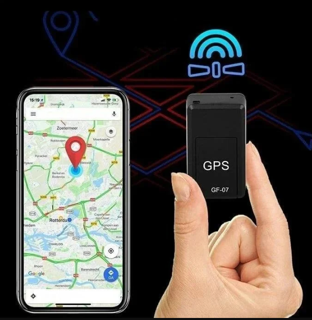 "Mini localizzatore GPS nero compatto magnetico e impermeabile, ideale per il monitoraggio discreto del veicolo."