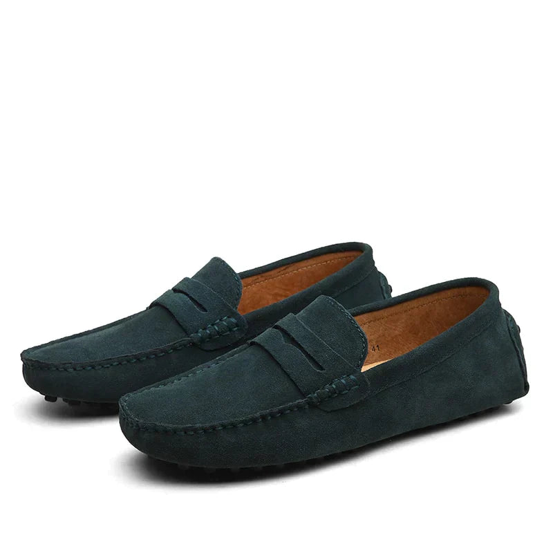 "Mocassini eleganti da uomo in pelle morbida, design moderno, colore nero, perfetti per occasioni formali e casual."