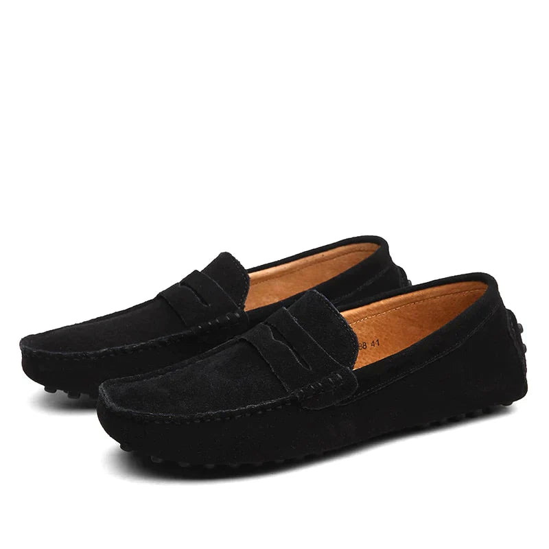 "Mocassini eleganti da uomo in pelle morbida, design moderno, colore nero, perfetti per occasioni formali e casual."