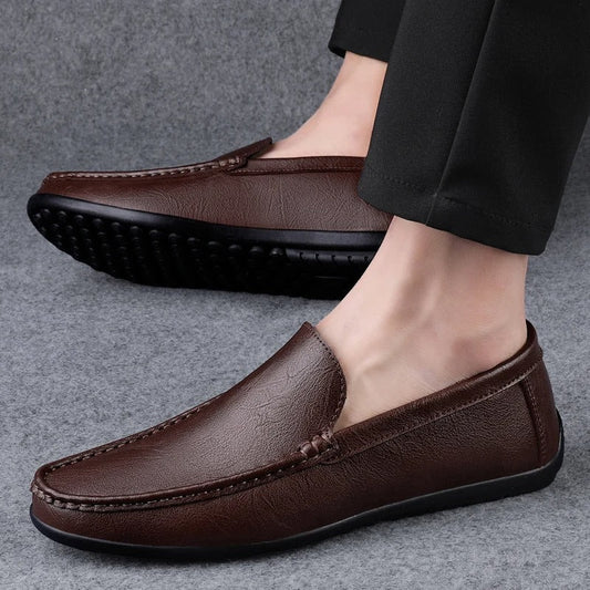 "Mocassini eleganti da uomo in pelle nera con design slip-on e dettagli artigianali, perfetti per look formali o casual."