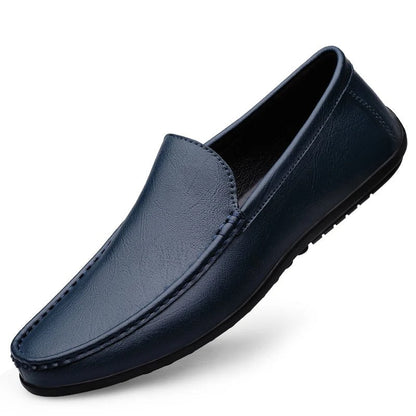 "Mocassini eleganti da uomo in pelle nera con design slip-on e dettagli artigianali, perfetti per look formali o casual."