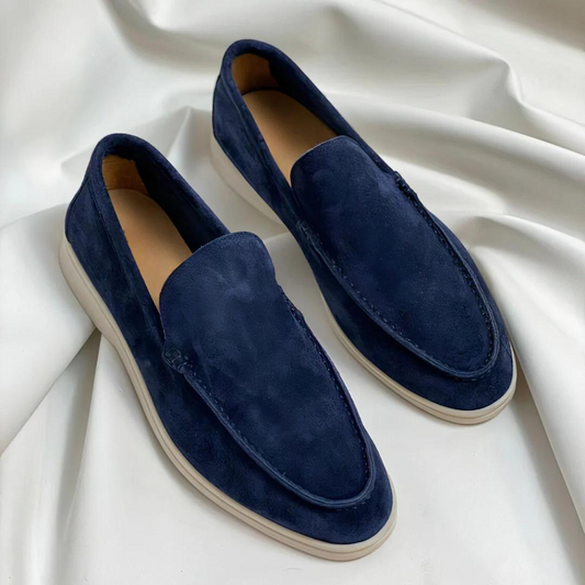 "Mocassini estivi eleganti uomo in camoscio blu navy, design senza lacci, vestibilità perfetta per outfit sofisticati."