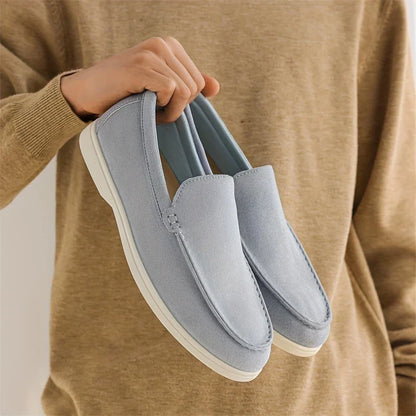"Mocassini uomo in camoscio, eleganti e comodi, design minimalista, colore marrone chiaro, perfetti per ogni occasione."