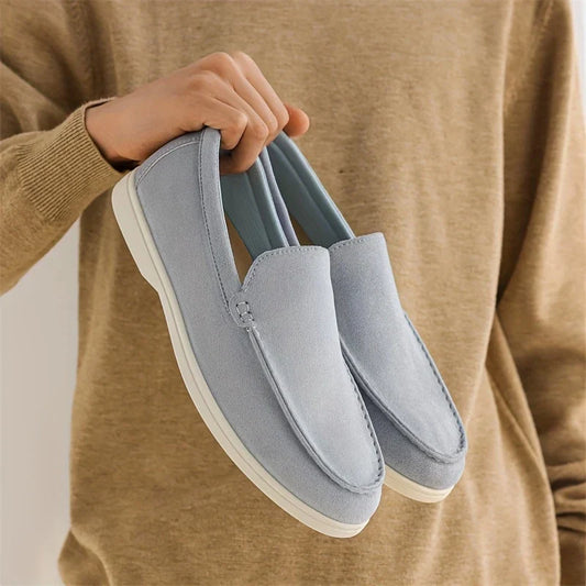"Mocassini uomo in camoscio, eleganti e comodi, design minimalista, colore marrone chiaro, perfetti per ogni occasione."