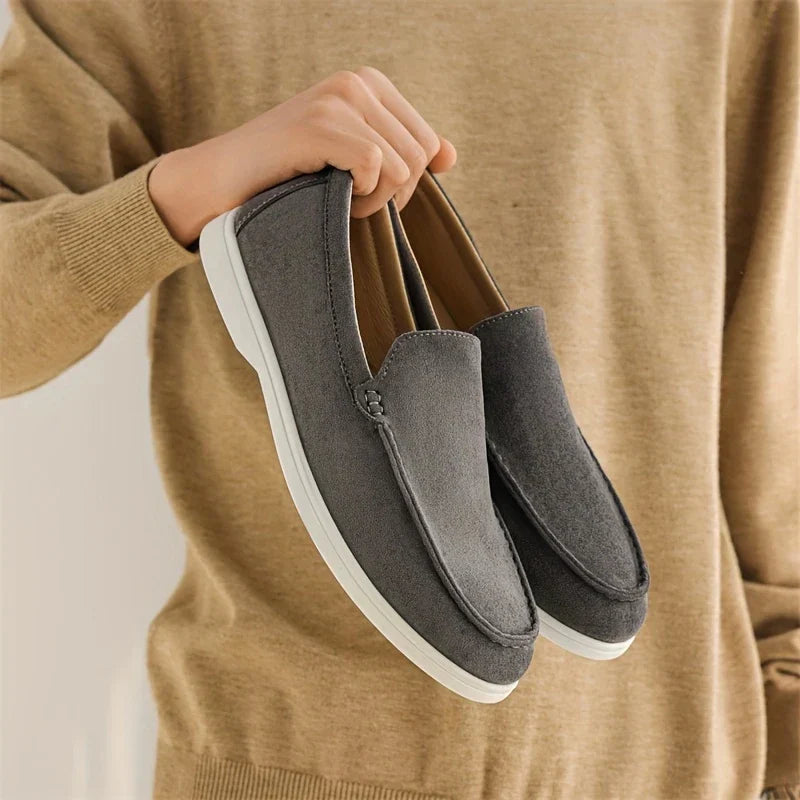 "Mocassini uomo in camoscio, eleganti e comodi, design minimalista, colore marrone chiaro, perfetti per ogni occasione."