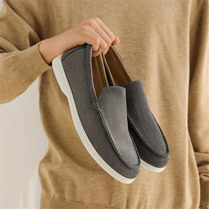 "Mocassini uomo in camoscio, eleganti e comodi, design minimalista, colore marrone chiaro, perfetti per ogni occasione."