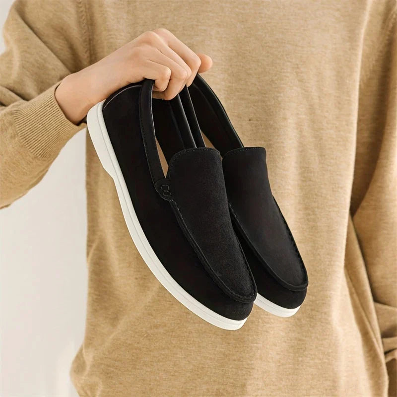 "Mocassini uomo in camoscio, eleganti e comodi, design minimalista, colore marrone chiaro, perfetti per ogni occasione."