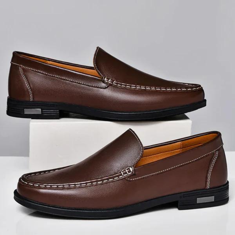 "Mocassini uomo in pelle italiana marrone, design elegante, suola robusta, ideale per outfit casual e formali."