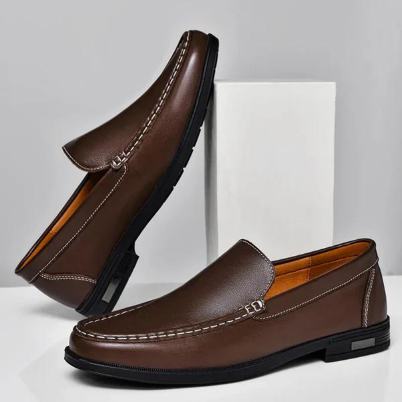 "Mocassini uomo in pelle italiana marrone, design elegante, suola robusta, ideale per outfit casual e formali."