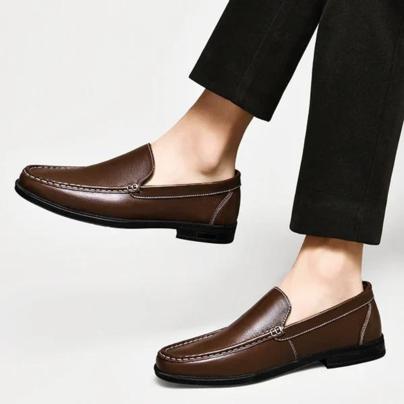 "Mocassini uomo in pelle italiana marrone, design elegante, suola robusta, ideale per outfit casual e formali."