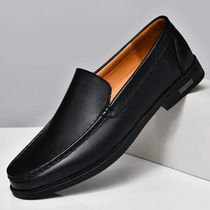 "Mocassini uomo in pelle italiana marrone, design elegante, suola robusta, ideale per outfit casual e formali."
