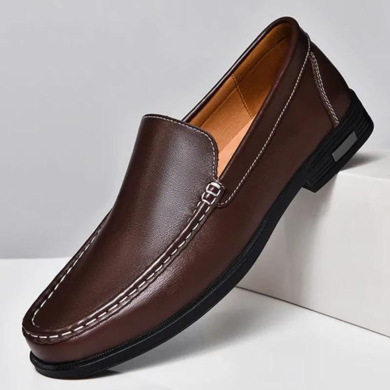 "Mocassini uomo in pelle italiana marrone, design elegante, suola robusta, ideale per outfit casual e formali."