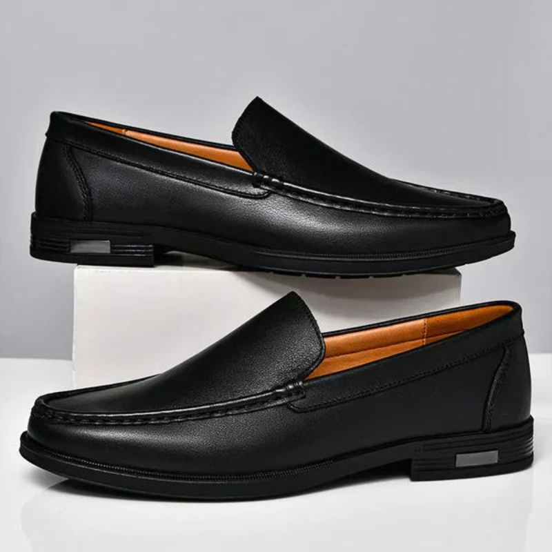 "Mocassini uomo in pelle italiana marrone, design elegante, suola robusta, ideale per outfit casual e formali."