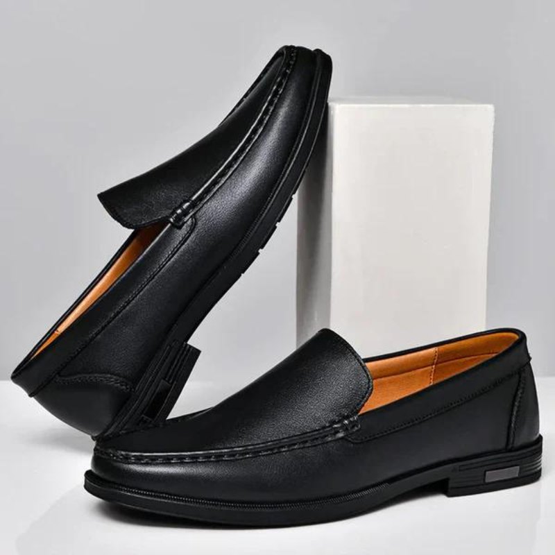 "Mocassini uomo in pelle italiana marrone, design elegante, suola robusta, ideale per outfit casual e formali."