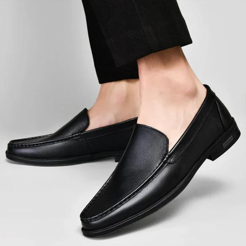 "Mocassini uomo in pelle italiana marrone, design elegante, suola robusta, ideale per outfit casual e formali."