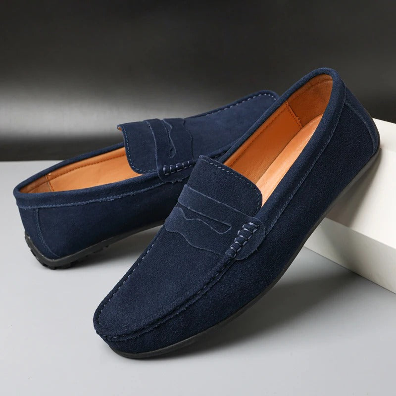 "Mocassini uomo in pelle scamosciata marrone con plantare imbottito, design slip-on elegante e versatile"