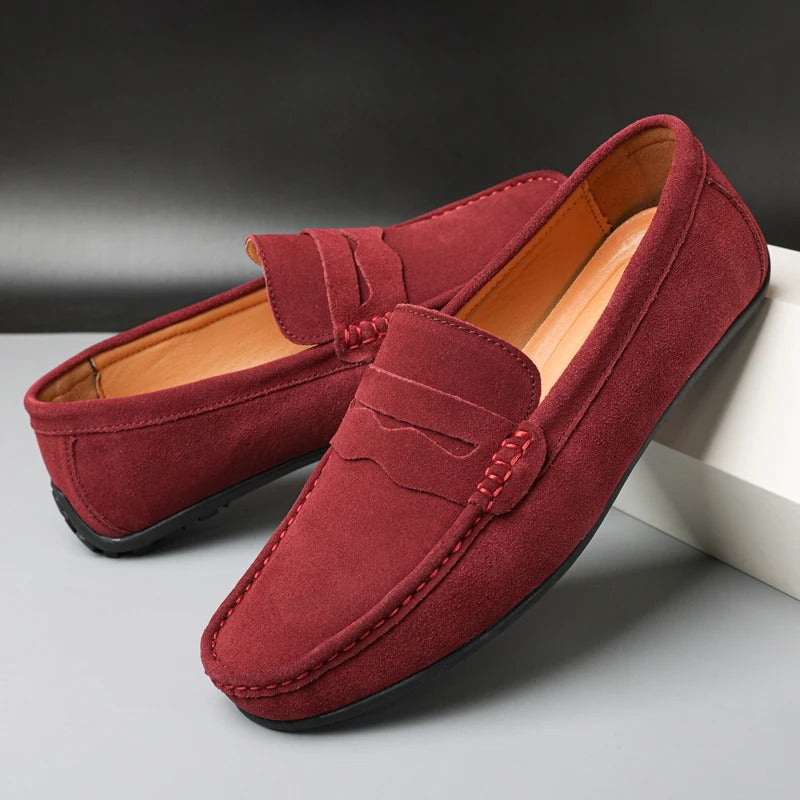 "Mocassini uomo in pelle scamosciata marrone con plantare imbottito, design slip-on elegante e versatile"