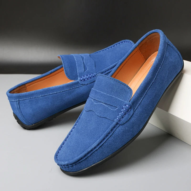 "Mocassini uomo in pelle scamosciata marrone con plantare imbottito, design slip-on elegante e versatile"