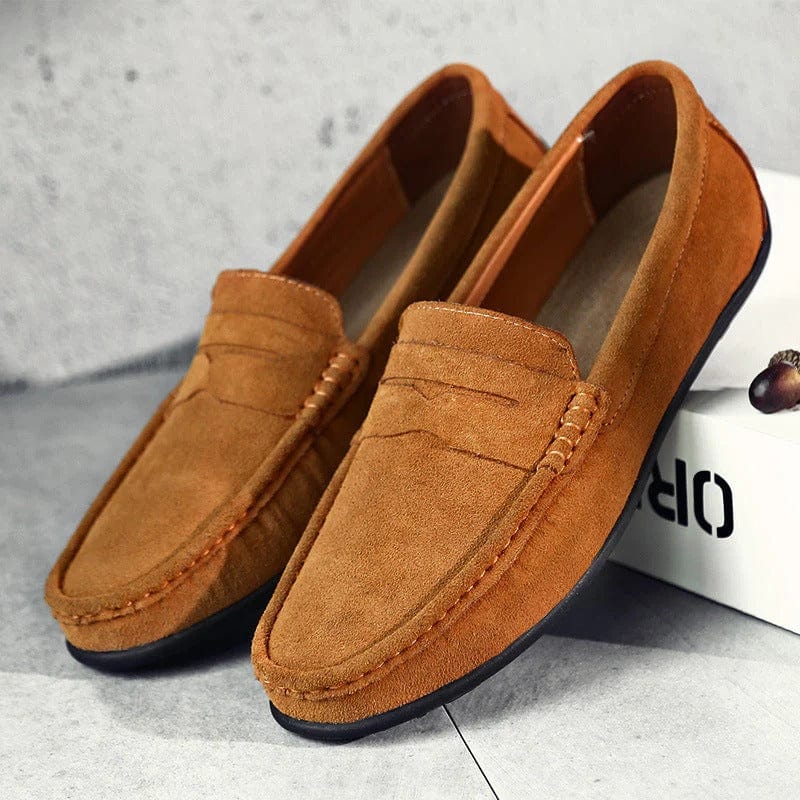 "Mocassini uomo in pelle scamosciata marrone con plantare imbottito, design slip-on elegante e versatile"