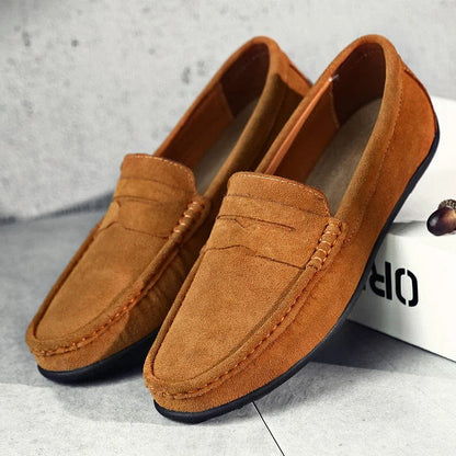 "Mocassini uomo in pelle scamosciata marrone con plantare imbottito, design slip-on elegante e versatile"