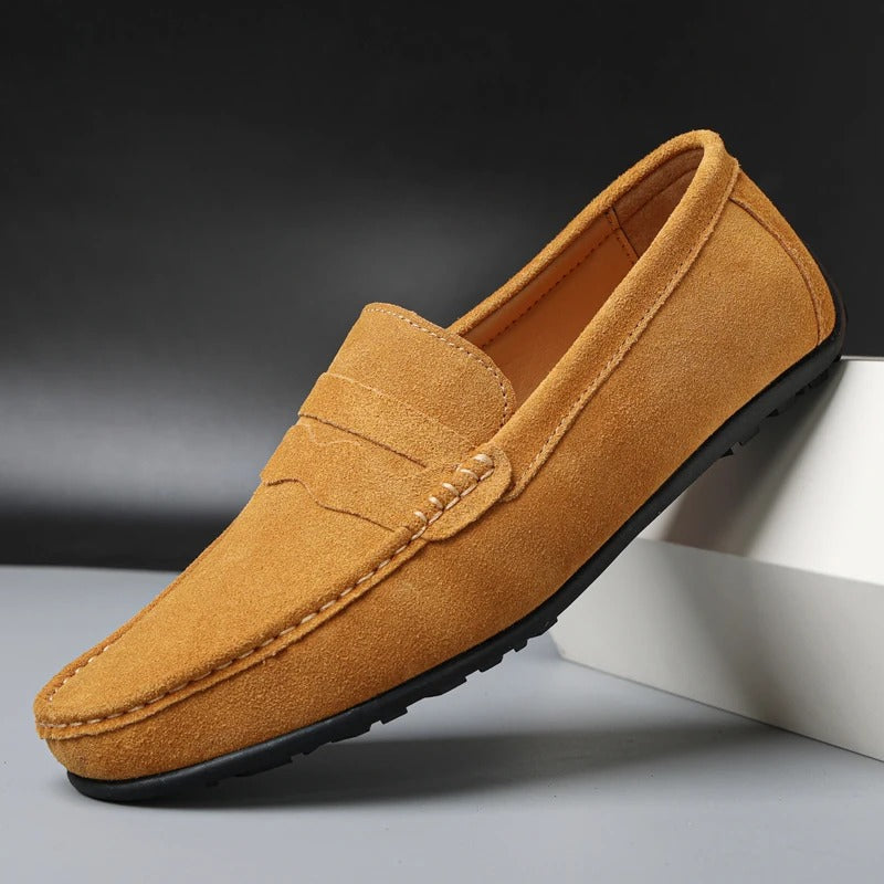 "Mocassini uomo in pelle scamosciata marrone con plantare imbottito, design slip-on elegante e versatile"