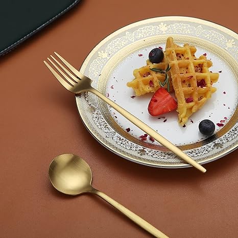 Rose gold minimalist cutlery set, adding a touch of modern elegance to dining.