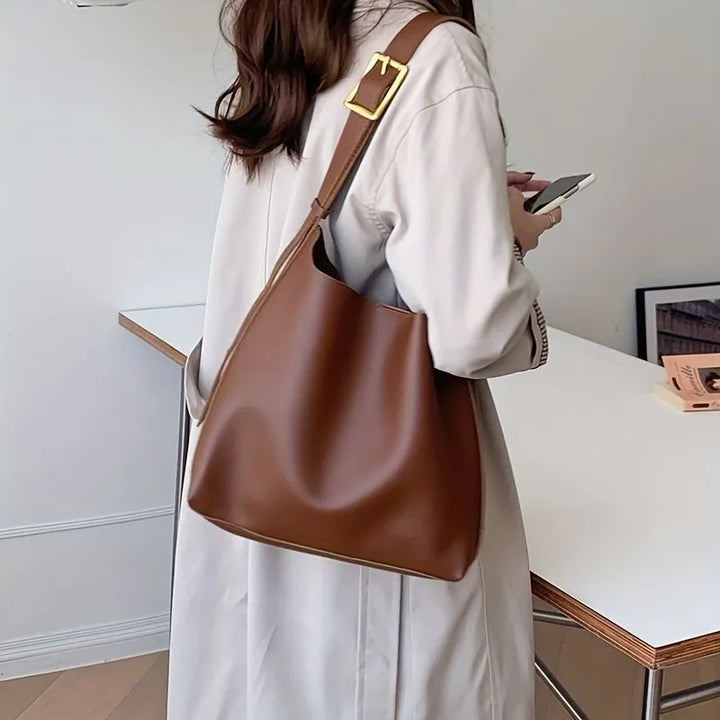 Elegant black leather shoulder bag for women, a versatile everyday handbag, can be worn as crossbody.