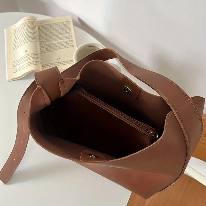 Chic brown women's shoulder bag, an elegant everyday handbag, ideal for modern fashion trends.