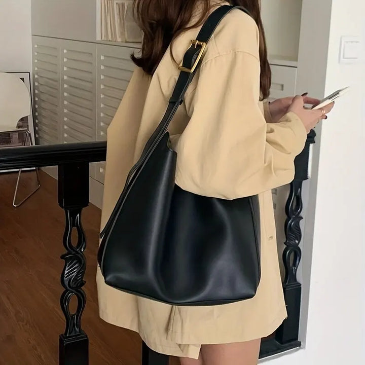 Versatile black women's modern shoulder bag, an elegant everyday accessory & stylish crossbody option.