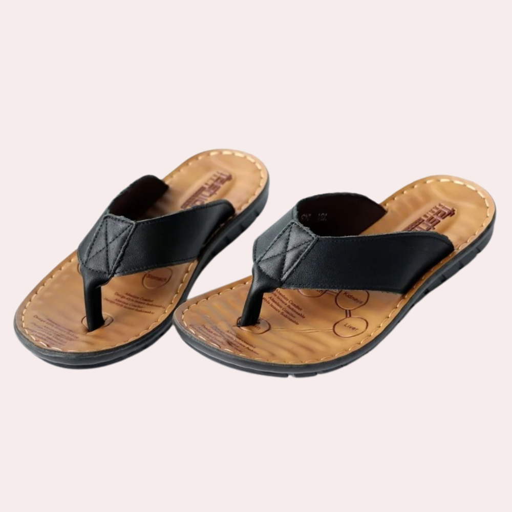 "Mules in cuoio da uomo eleganti e confortevoli, design moderno minimalista, cuoio marrone con soletta morbida."