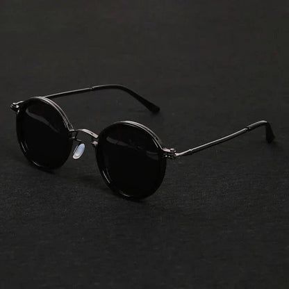 "Occhiali da sole polarizzati uomo, montatura in metallo lucido, lenti scure, stile moderno e protezione UV 400 avanzata."