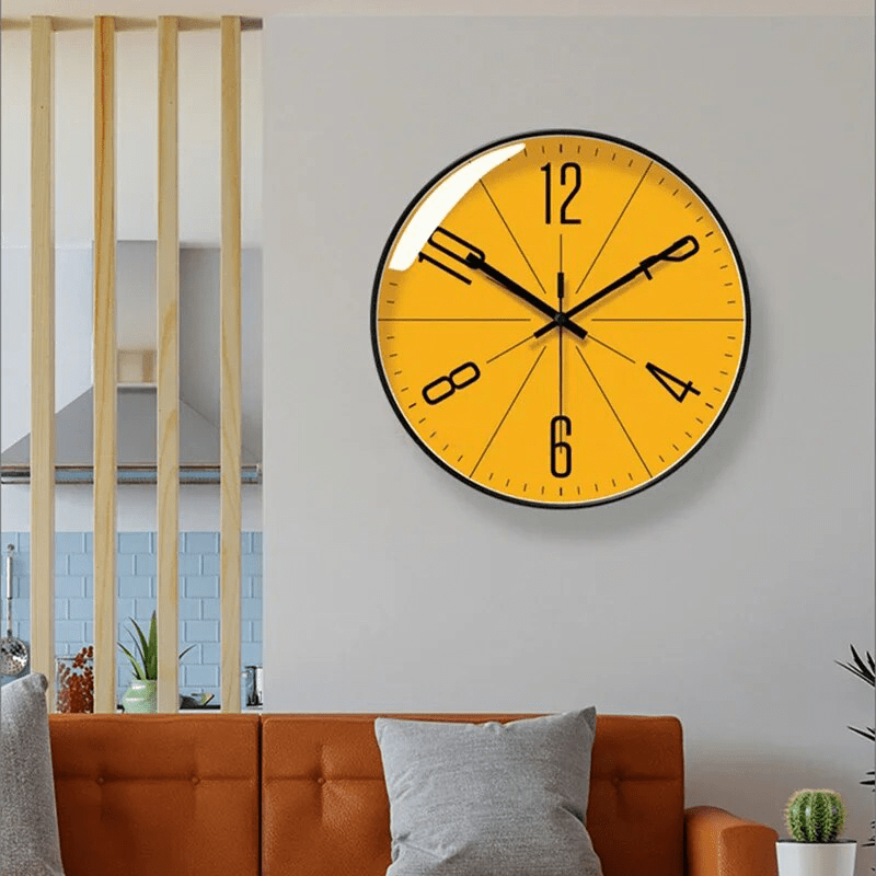 "Orologio da parete nordico minimalista in bianco e nero, design elegante con cifre chiare, adatto per decorazioni moderne."