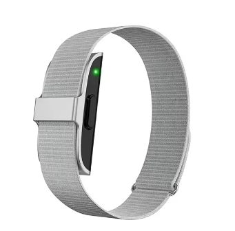 "Orologio fitness unisex nero, elegante e impermeabile IP68, con monitoraggio salute avanzato, display rettangolare."