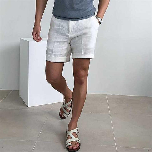 "Pantaloncini estivi da uomo in lino natural fango con orlo sfrangiato, stile casual chic, adatti per giornate calde."