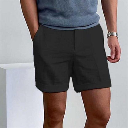 "Pantaloncini estivi da uomo in lino natural fango con orlo sfrangiato, stile casual chic, adatti per giornate calde."
