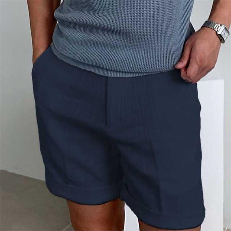 "Pantaloncini estivi da uomo in lino natural fango con orlo sfrangiato, stile casual chic, adatti per giornate calde."