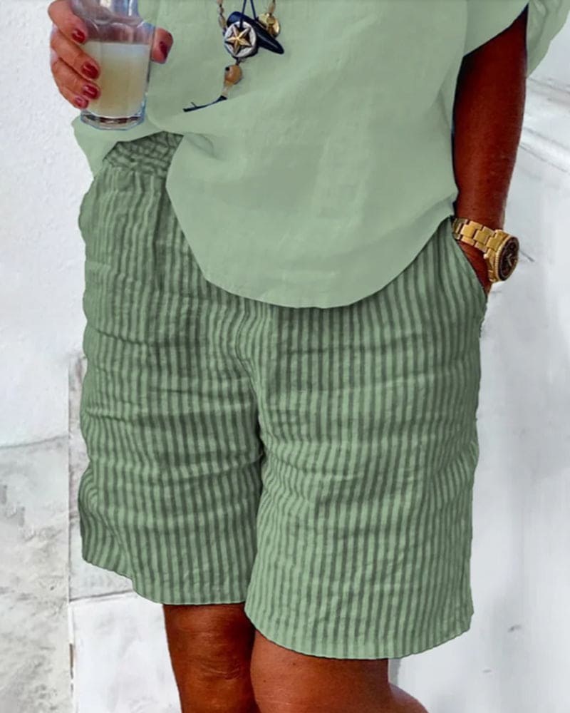 "Pantaloncini estivi donna a righe, stile moderno, lino cotone, freschi e leggeri, perfetti per look casual e chic."